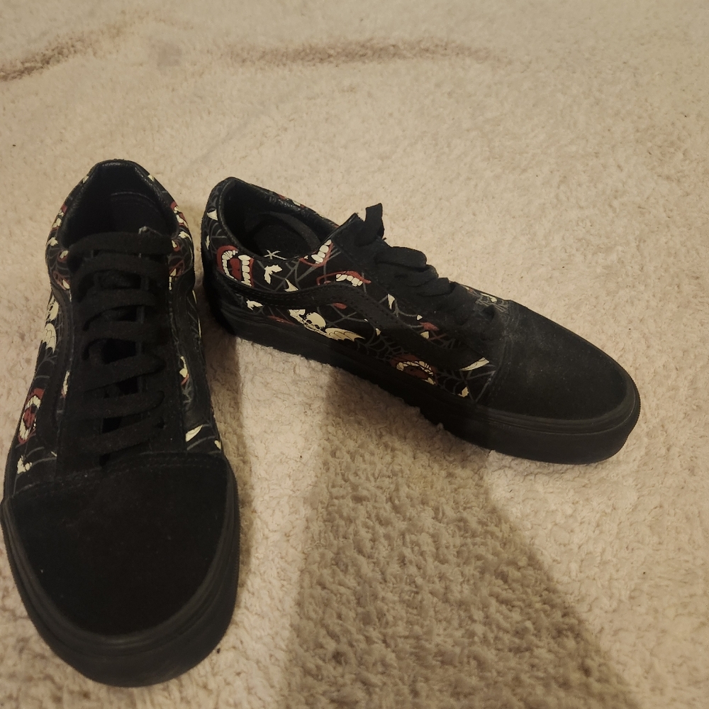 Size 7 old skool low skate shoes glow frights